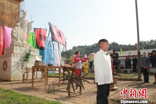 当地妇女在祭祀仪式上为嫘祖敬献美酒和桑枝。　郭晓莹　摄