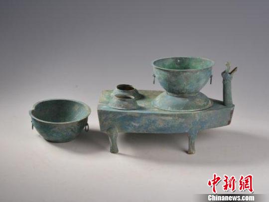图为现场出土的文物。　陕西省文物局　摄