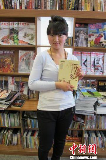 图为蒙古女大学生在乌兰巴托中国文化中心阅读《孙子兵法》　韩胜宝　摄