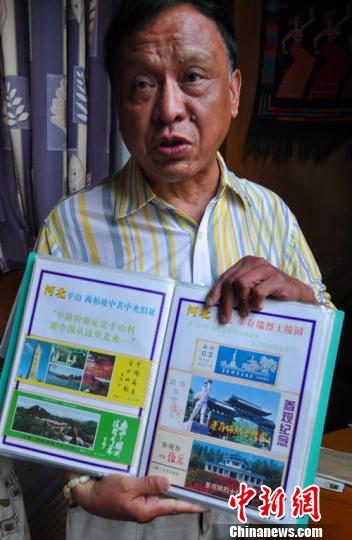 图为退休老党员徐建伟在展示其多年收藏的门票。　孙权　摄