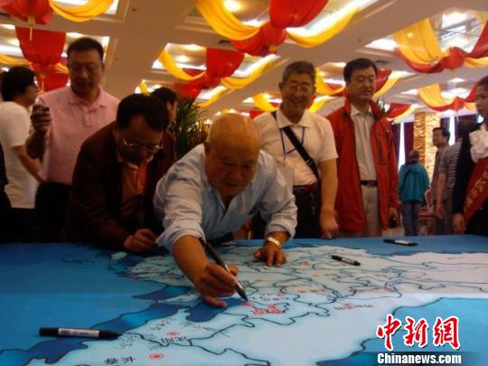 图为中国晚报协会旅游协作网成立签约现场。　王超　摄