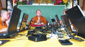 　　6月22日，河北衡水市景县开福寺，释延参在给徒弟们上课。早报记者 黄志强 图