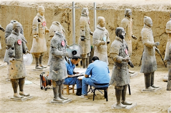 6月9日，考古人员在秦始皇兵马俑一号坑内进行修复工作。