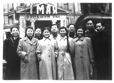 中国留学生在苏联，左一为吴祖强。
