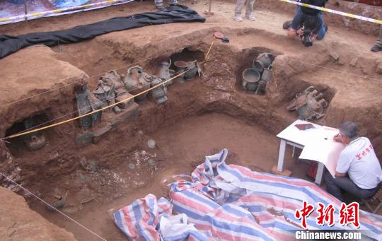 图为西周墓葬青铜器发掘现场。　冽玮　摄