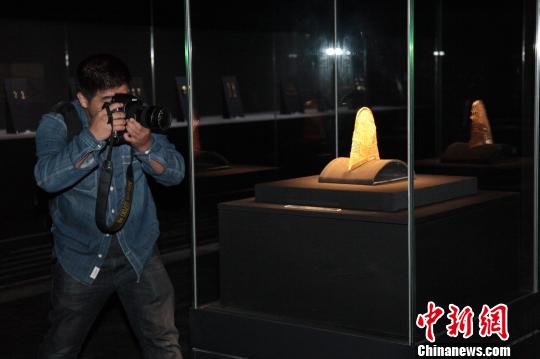 图为“韩国国立庆州博物馆文物精品展”现场。　记者 田进　摄