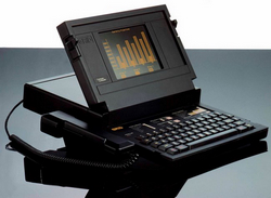 　　1982年，威廉·莫格里奇设计的“蛤壳”便携式电脑“Compass”上市，售价8150美元，重量为5公斤，拥有自己的操作系统，这也是全球首台笔记本电脑。