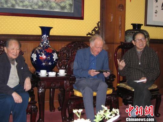 资料照片：2004年5月，苏立文与丁聪（右）、黄苗子（左）在北京