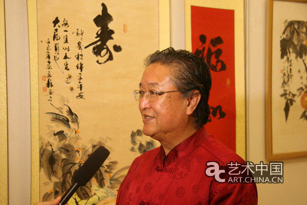 书画家刘岳林现场接受记者采访