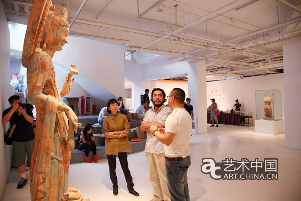 开幕现场，广州美术学院 黎明院长，艺术家戴耘与扉艺廊艺术总监叶敏女士现场交流