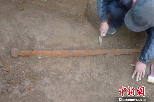 图为考古人员清理现场。　陕西省文物局　摄