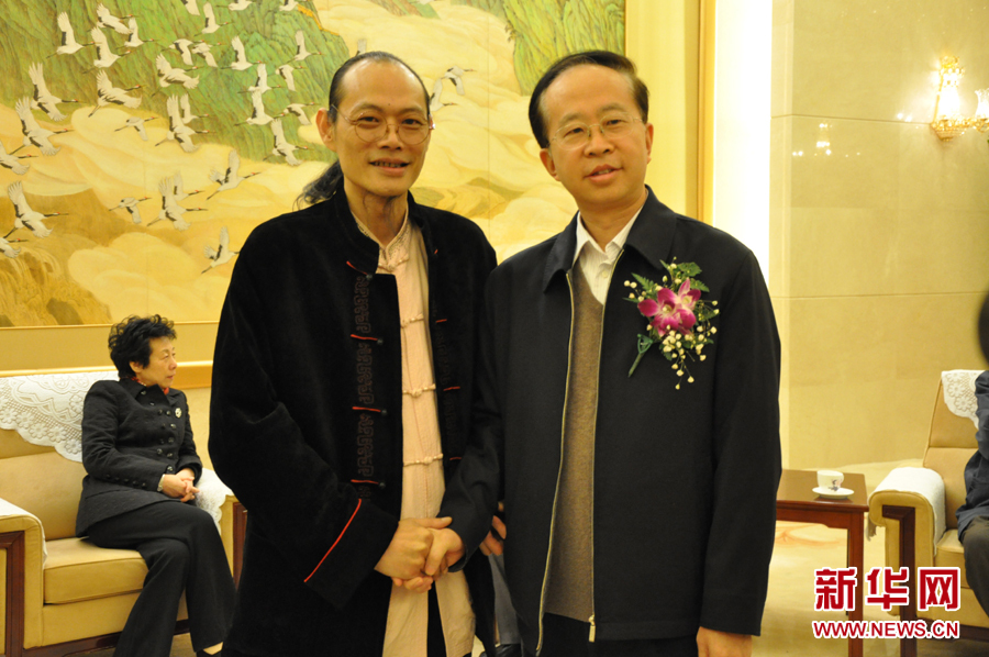 图片说明：中国文联书记处书记、中国文联副主席左中一与著名画家董希源亲切交流。