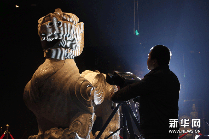 11月25日，技术人员在洛阳博物馆的镇馆之宝——东汉“石辟邪”进行三维扫描。