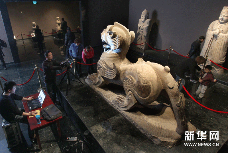 11月25日，技术人员对洛阳博物馆的镇馆之宝——东汉“石辟邪”进行三维扫描。