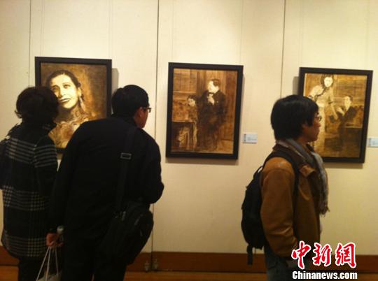 图为观众参观“画忆江南 第二届中国长三角名家邀请展”。　许婧　摄