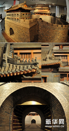 在北京中国紫檀博物馆展出的《永定楼》大型木雕作品细节拼图（1月28日摄）。新华网图片 李欣 摄