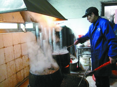 传承人陈福元在制作卤菜。