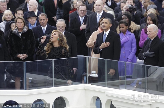 当地时间1月21日，在奥巴马就职典礼上，31岁的碧昂丝（Beyonce）身穿黑色透视裙装亮相，还登台献唱了美国国歌。