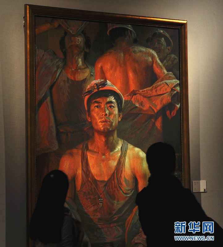 观众在中国美术馆参观展出的画作。