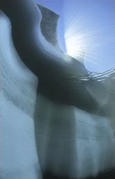 光、冰与水融合成一幅奇妙的景象，令人无限向往。