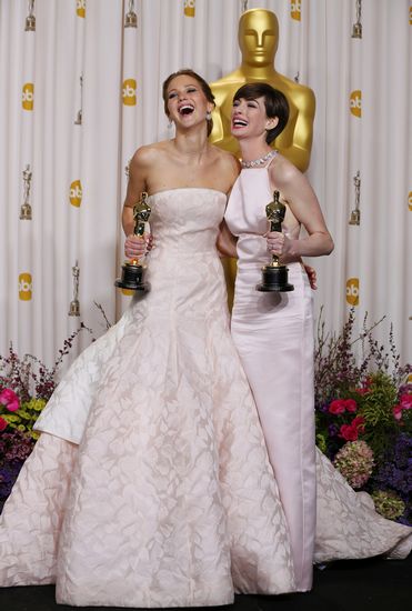 最佳女主角詹妮弗·劳伦斯（左）和最佳女配角安妮·海瑟薇在后台开怀大笑。