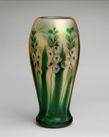 路易斯·康福特·蒂凡尼（美国，1848-1933）设计的玻璃花瓶。