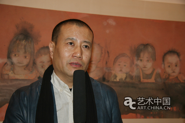 艺术家刘庆和在展览现场接受媒体的采访