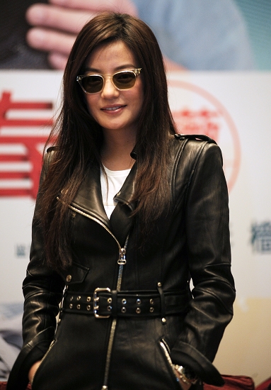 赵薇昨天在沪宣传时始终戴着墨镜，她说眼睛肿得很厉害。