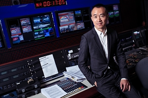 邱启明昨正式受聘杭州电视台综合频道《新闻晚点名》评论员。