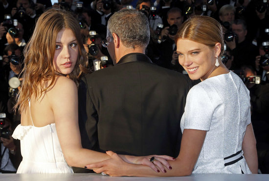 由法国导演阿布戴·柯西胥（中）执导的《阿黛尔的人生》获金棕榈奖，左为女主角爱黛儿·艾萨丘普洛丝，右为蕾雅·瑟度。