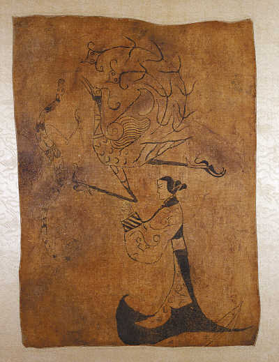 战国“人物龙凤图”帛画，高31厘米，宽22.5厘米，平纹绢帛，湖南省博物馆藏。