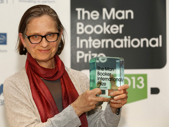 　美国作家莉迪亚·戴维斯手捧国家布克奖奖杯。