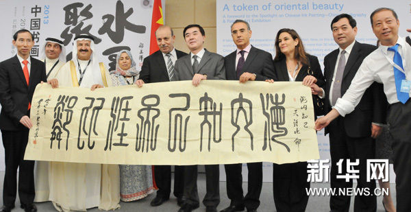 6月25日，在巴林麦纳麦，中国画家向巴林友人赠送中国书法作品。新华网图片 王波 摄