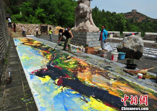 艺术家现场创作20米长油画“长城”。　张帆　摄