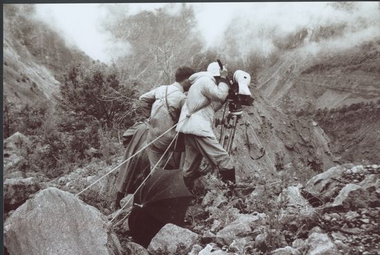 上图为上科厂老导演殷虹带领的摄制组1960年代拍摄科教片《泥石流》时的留影。