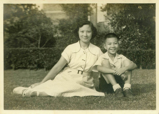 　1953年 高芳仪与儿子在上海襄阳公园。