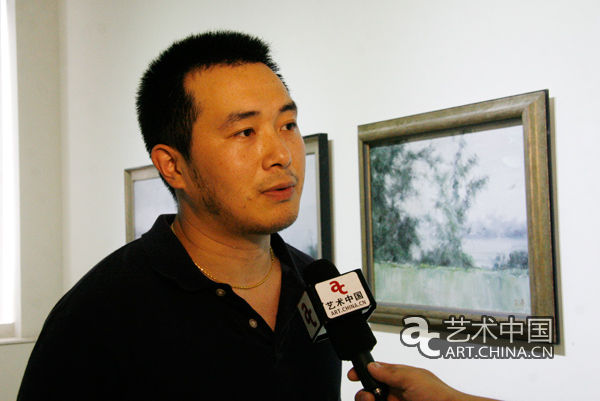 艺术家孔亮在展览现场接受艺术中国记者的采访