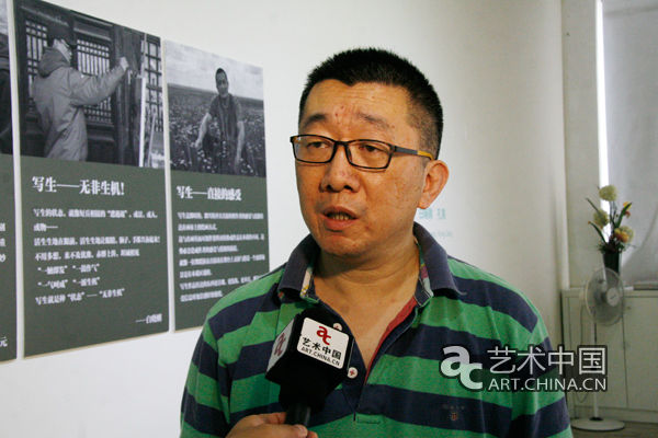 久画廊负责人袁加老师在展览现场接受艺术中国记者的采访