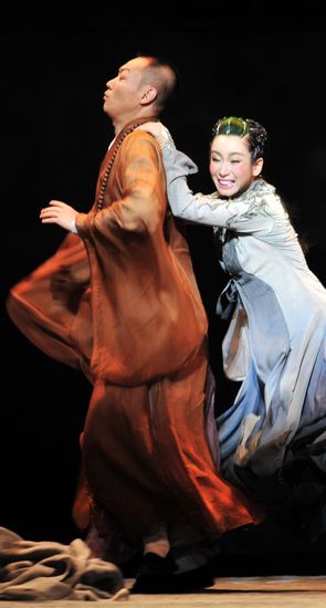 田沁鑫导演，秦海璐（饰演小青）、辛柏青（饰演法海）主演的大型舞台剧《青蛇》昨晚在台北演出。