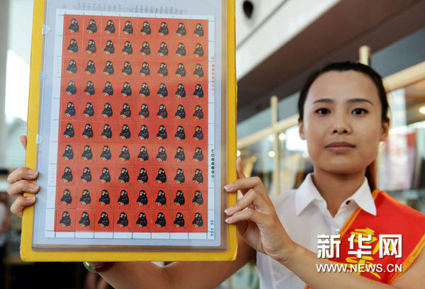 8月20日，山东邹平县邮政工作人员在展示整版首轮生肖猴邮票。新华网图片 董乃德 摄