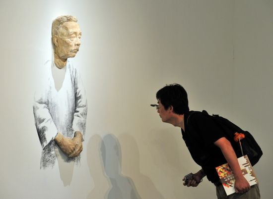 2009年，上海市文化广播影视管理局便与台北文化局建立了合作机制。图为2012年台北“海派文化艺术节”期间，参观者在观看上海油画雕塑作品展。