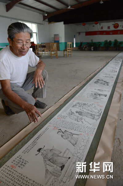 9月4日，在河北省东光县找王镇后屯村，朱长明在讲解《二十四孝图》中的故事。新华网图片 王民 摄
