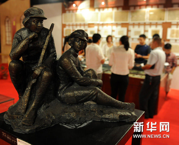 9月4日，市民在参观“红色枣园革命文物珍藏展”。新华网图片 李博 摄
