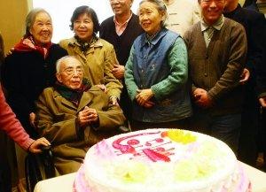 　　2006年12月6日，侯仁之九十五岁生日之际，他从教七十年来培养出的四代学生共聚一堂为他庆寿。（资料图片）