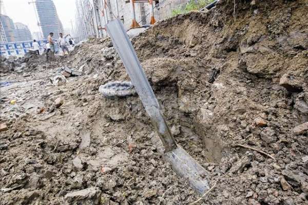 溫州市區廣告牌施工扎破地下煤氣管 造成煤氣泄漏