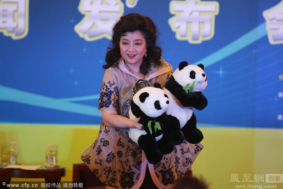 徐小凤母亲节将在京开唱 抱熊猫玩偶与小朋友