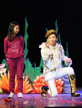 “禹神王子”和小朋友互动变魔法