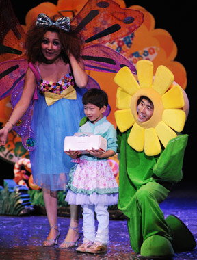 “小蝴蝶”和“太阳花”送给小朋友生日礼物