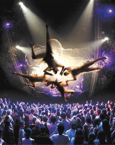 《极限震撼》中,观众能近距离看到演员在悬空的水膜上表演。