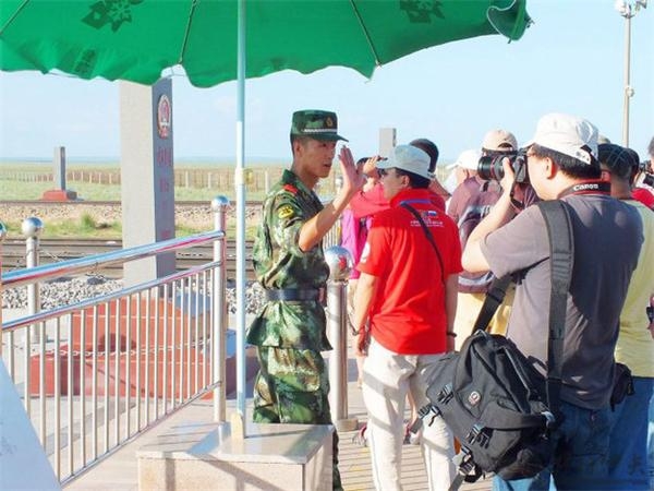 中蒙边境真实生活 游客不能拍照边防武警_旅游频道_凤凰网